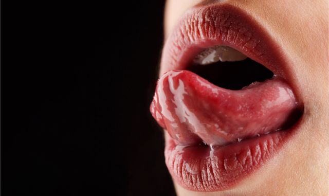 出っ歯の女性とキスをするきの画像